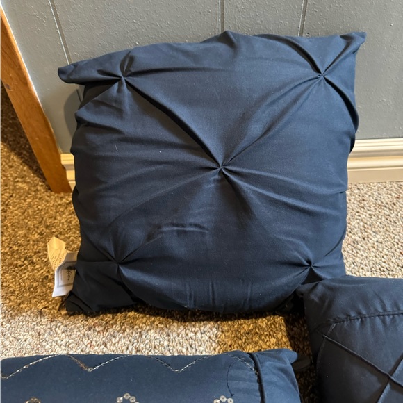 NWOT Decorative throw pillows - Picture 2 of 5